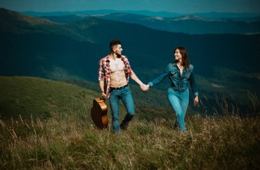 Genç aşık bir çift birlikte zaman geçirir. Kamp yapan genç bir çift. Gezmeyi seven bir turist. Genç turist çiftler doğa yürüyüşleri, doğa yürüyüşleri.