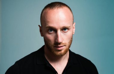 Yakışıklı bir gencin yakın portresi.