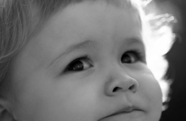 Sevimli bir çocuğun portresi. Kafkasyalı bebek çocukların kestiği makro yüzü kapatın. Dışarıdaki komik çocuğun yakın plan kafası.