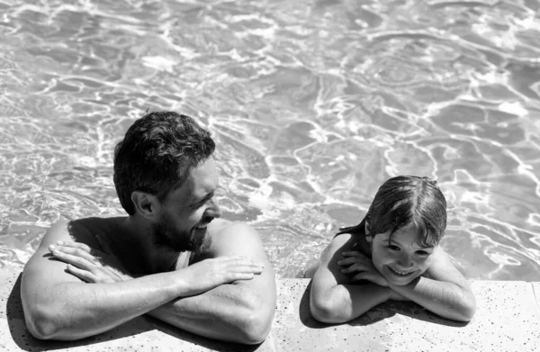 Vader Zoon Het Zwembad Zomer Resort Zwembadfeest Jongen Met Vader — Stockfoto