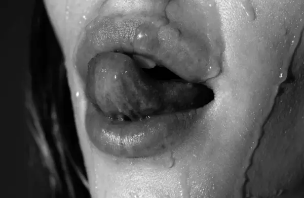 ハニー セクシーな唇 女性の口の中で甘い味 蜂蜜の唇 唇や女性の口の輝き 官能的な唇 舌口唇かむ — ストック写真