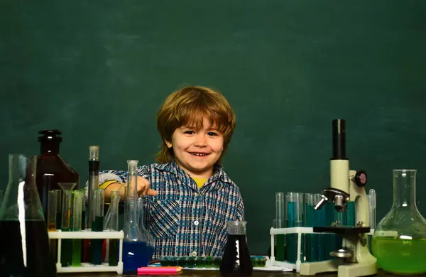 化学の授業だ 化学実験だ 机の上に笑顔の生徒が描いている 顕微鏡で生物学実験 小学生 — ストック写真