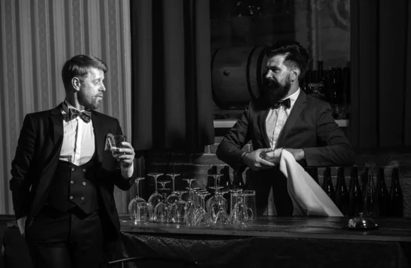 髭を生やしたバーテンダーが客に飲み物を与えた パブでのコミュニケーション 週末のカスタマーサービス — ストック写真