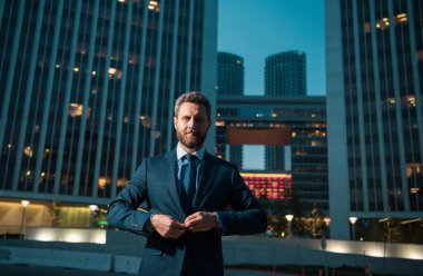 Lüks bir açık uzay iş merkezinde yönetici. Dışarıda başarılı bir iş adamı.