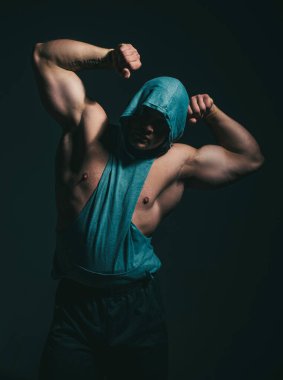 Vahşi adam, yakışıklı erkek model, erkek gücü kavramı ve güçlü. Güçlü kaslı erkek vücudu, kaslı adam.