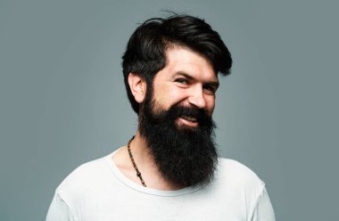 Mutlu adam gülen surat. Gülümseyen adam. Olumlu insan yüz ifadeleri ve duyguları