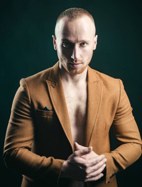 Takım elbiseli genç adam. Kendine güveni olan yakışıklı adam.