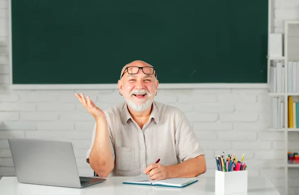 Excited Senior Teacher Lecturer Greeting Students Workshop Amazed Surprised Face — Stock Photo, Image