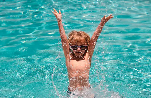 Podekscytowany Chłopiec Okularach Przeciwsłonecznych Pluskający Się Basenie Chłopiec Pływać Basenie — Zdjęcie stockowe