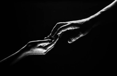 İki elle. Bir arkadaşa yardım ediyorum. Kurtarmak ya da el hareketlerine yardım etmek. Kurtuluş kavramı. Kurtarma sırasında iki kişinin elleri, yardım edin. Siyah arka planda izole edilmiş. Şefkat, şefkat dokunuşu