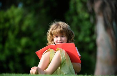 Mesafeli çocuklar kurşun kalemle kitap yazmayı öğreniyorlar. Çocuk yazmayı öğreniyor, okul öncesi eğitim konsepti.