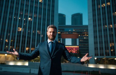 Modern ofisin önünde bir iş adamı portresi