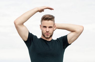 Yakışıklı bir adamın yakın portresi. Seksi bir adam. Güzel erkek modelin portresi, modaya uygun saç kesimi ve günlük gömleği.