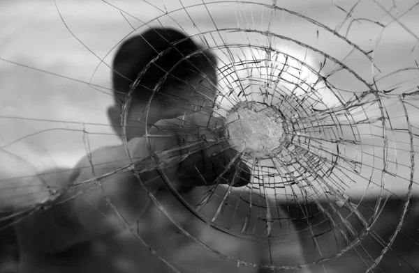 准备与破碎的玻璃战斗 力量和力量 脸严肃的罪犯 — 图库照片