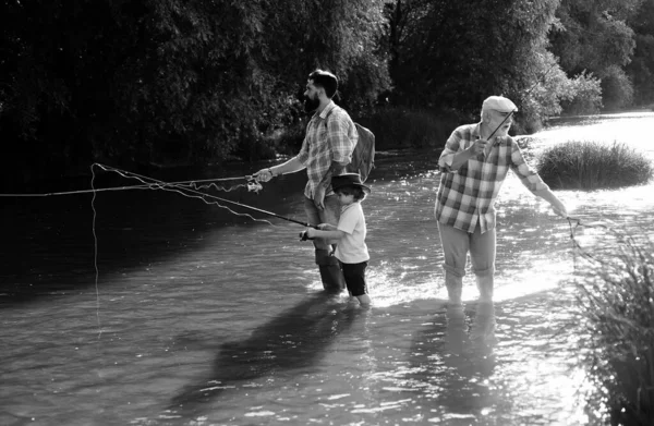 Abuelo Padre Nieto Pescando Juntos Feliz Pescador Con Caña Pescar —  Fotos de Stock