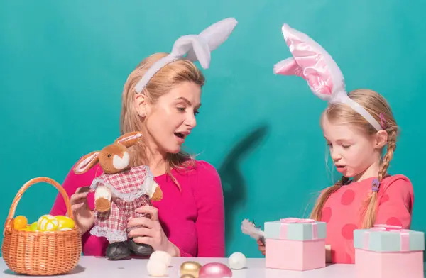 ハッピー イースター 母と娘の子供はイースターエッグを探し始めます イースターの準備をしている幸せな家族 かわいいです女の子身に着けているウサギの耳でイースター日 — ストック写真