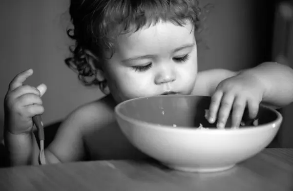 Πορτρέτο Του Χαριτωμένο Καυκάσιο Παιδί Κουτάλι Πεινασμένο Βρώμικο Μωρό Πιάτο — Φωτογραφία Αρχείου