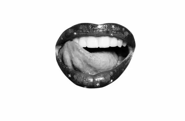 セクシーな唇だ マクロ写真の女性の顔の詳細 リップメイク 赤口紅 官能的な唇 美しい少女の口を閉じてください 白に隔離されてる 歯科治療 — ストック写真