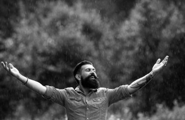 Yağmur vakti. Sonbahar konsepti. Yağmur altındaki adam