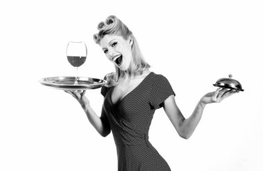 Retro restoran servisi. Şarap ve servis tepsisiyle kızı iğnele.