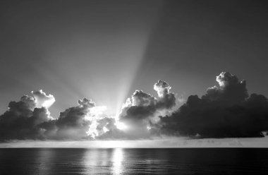 Gün batımlı ya da gün doğumlu deniz sahili. Gün batımı denizi üzerinde bulutlu bir manzara. Tropik plajda gün batımı. Huzurlu sakin denizin doğa gün batımı manzarası