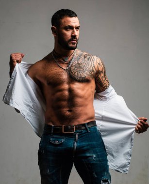 Acımasız adam, yakışıklı erkek modelin ciddi yüzü, erkek gücü kavramı ve güçlü..