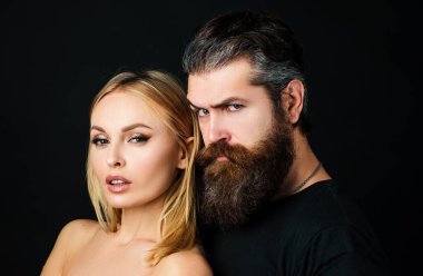 Seksi çift, yakın plan portre. Şehvetli kız arkadaş ve erkek arkadaş. Erkek, kız, romantik.