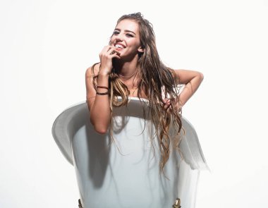 Banyodaki banyo borusunda dinlenen komik genç kadın. Seksi küvet. Şehvetli kızlar için banyo borusu.