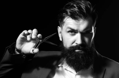 Sakallı adam, uzun sakallı ve bıyıklı bir adam portresi. Berber dükkanı için berber makası. Klasik berber dükkanı, tıraş. Vahşi, ciddi bir erkek, modern siyah saç stili.