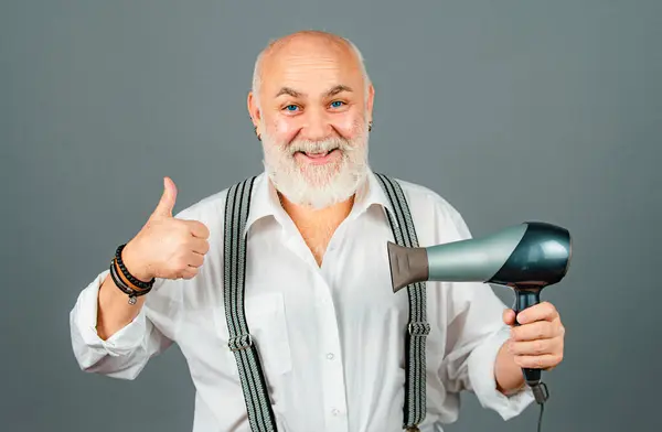 Parrucchiere Anziano Barbiere Con Volto Emotivo Felice Studio Sfondo Grigio — Foto Stock