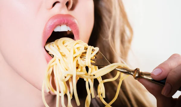 Sluit Sexy Lippen Met Noedels Pasta Vrouwelijke Mond Eet Spaghetti — Stockfoto