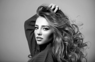 Stüdyoda seksi bir kadın poz veriyor. Güzel genç bir kadının portresi. Şehvetli, güzel bir kadın modelin yüzünü yakından çek. Doğal güzellik kadını.