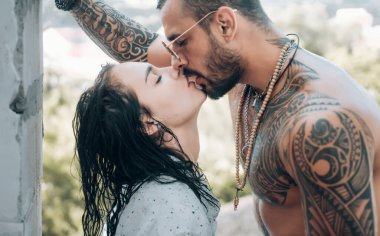 Tutku aşk çift. Romantik an. Yakışıklı kaslı adam ve inanılmaz seksi kadın. Kozmopolit bir çift. Aşk ve flört. Kaslı adam ve uygun genç kadın öpüşme slim. Çift gol