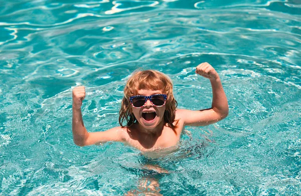 阳光灿烂的日子里 戴着太阳镜的可爱的小男孩兴奋极了 孩子们在夏天的游泳池里放松一下 — 图库照片
