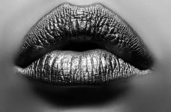 Bibir Emas Wanita Wouth Menutup Dengan Warna Emas Lipstik Bibir — Stok Foto