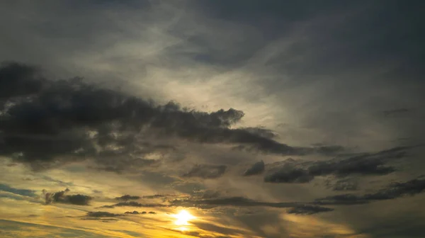 Sturm Schöner Himmel Bei Sonnenuntergang Mit Wolken Himmelblaues Und Orangefarbenes — Stockfoto