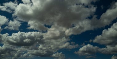 Tropik gün batımı. Bulutlu güzel gün batımı gökyüzü. Turuncu gün batımı, gökyüzünde kara bulutlar. Fırtınadan önceki kara bulutların arka planı. Dramatik bulutlar. Apokaliptik gökyüzü, kara bulut. Bulutlu arkaplan