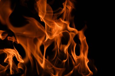 Siyah arka planda yanan ateş ve ateş