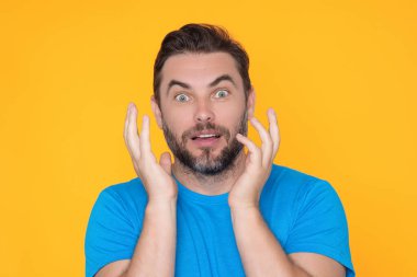 Yüzünde sürpriz ifade olan orta yaşlı bir adamın stüdyo izole edilmiş portresi. İspanyol adam endişeli ve gergin, endişeli ve şaşırmış bir ifade. Korku ve heyecanlı erkek yüzü. Şaşırtma konsepti