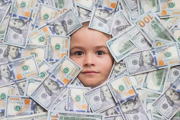 Банкноты Банкноты Смешной Ребенок Веселым Лицом Деньгами Ребенок Выглядывает Долларовых — стоковое фото