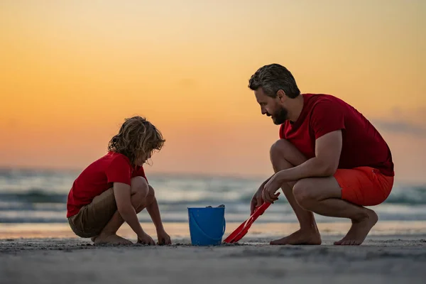 Father Son Sunset Kid Father Building Sandcastle Father Son Playing — Stock Photo, Image