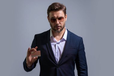 Kredi kartı ekstrelerini gözden geçirecek bir adam. İnternetten kredi kartı alımları. Kredi kartı geçmişi olan, ödeme yapan bir adam. Banka kartı teklifleri. Para ve bütçe. Kişisel finans