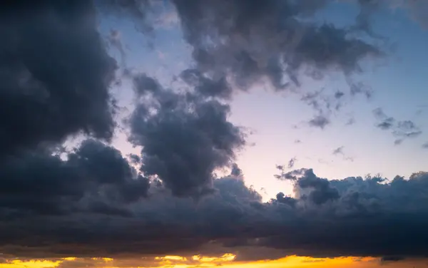 トロピカルサンセット 雲のある美しい夕日空 オレンジサンセット 空に暗い雲 嵐の前の暗い雲の背景 劇的な雲 黙示録的な空 暗い雲 オーバーキャストクラウド — ストック写真