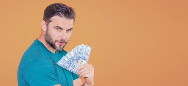 Bir sürü banknot. Bir sürü 100 dolarlık banknot tutan adam. Kolay para. Kara para. Ödeme günü ve ödeme konsepti. Kâr ve zenginlik. Para kazan. İş adamı başarılı anlaşma