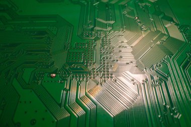 Devre kartı. Yolları ve diğer bileşenleri olan teknolojik elektronik plaka, seçici odaklanma. Teknoloji geçmişi, elektronik dokusu