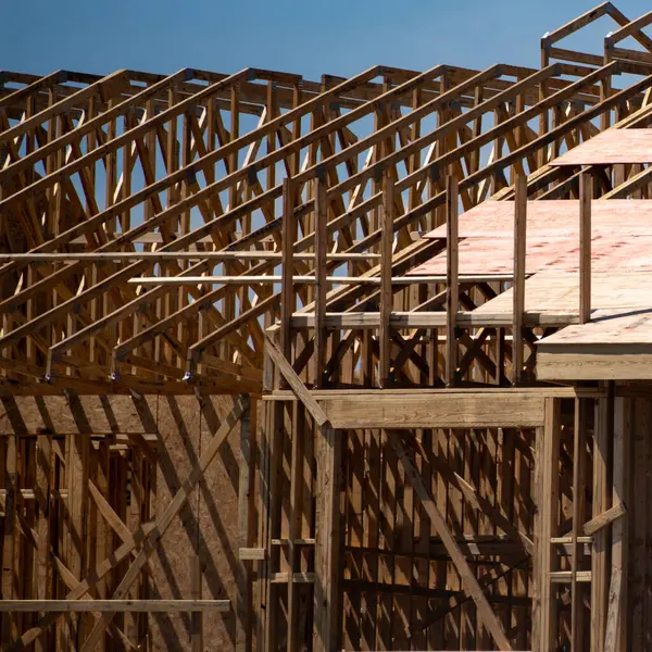 OSB Sheathing 'li Timber Frame House. Kereste Kuyusu Evi. Yeni Kereste Çerçeve İnşaat iskelet iskeleti ahşap malzeme. Tahta kereste iskelet yapı evi.