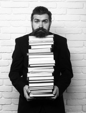 Kitap yığını olan komik bir öğretmen ya da profesörün portresi. Olgun bir öğretmen düşünüyorum. Olgun profesör, orta yaşlı öğretmen, sakallı eğlenceli adam.