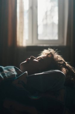 Küçük çocuk yatakta uyuyordu. Sessiz çocuk uyuyor. Rahat çocuklar sabahları uykulu olurlar.