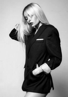 İş adamları tarzı konsept. Ofis elbisesi içinde seksi, çıplak bir kadın.