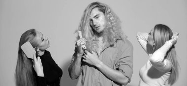 Saç tarayan gençlerin toplu portresi. Saç fırçalama, saç bakımı. Grup saç fırçalama fırçası. Portre Kadın ve Adam Saç Fırçasıyla Uzun Sağlıklı Saç Tarıyor